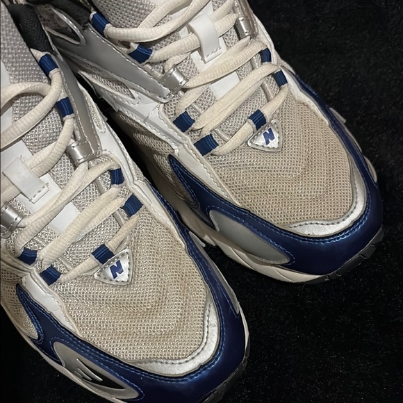 New Balance 725 Sneakers in Silver and Blue - Picture 9 of 9